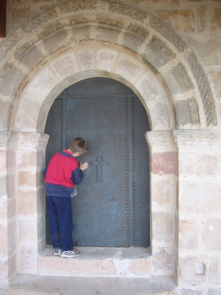 puerta de la iglesia de Frontada